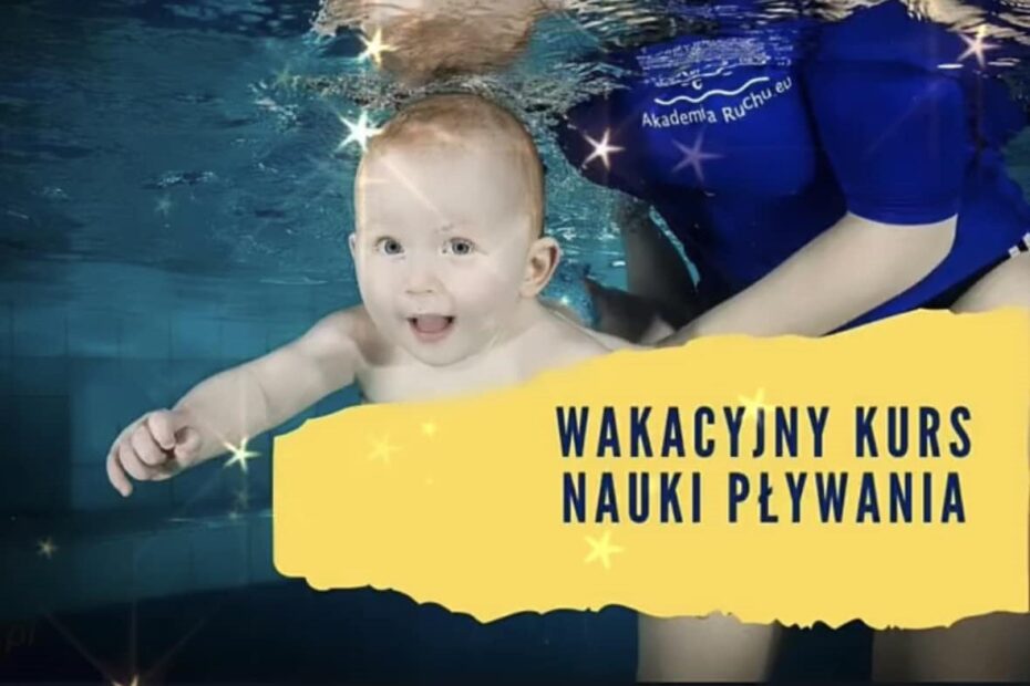 dziecko w wodzie z instruktorem zaproszenie na zapisy kursów wakacyjnych